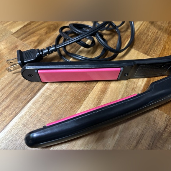 Conair Black 2” Flat Iron Hair Straightener - Picture 2 of 8
